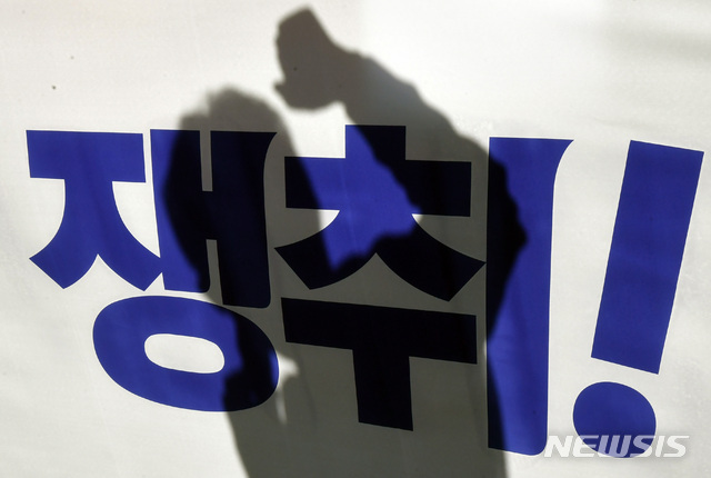 [부산=뉴시스] 하경민 기자 = 2019 한·아세안 특별정상회의가 열린 25일 부산 해운대구 벡스코 인근에서 민주노총 민주일반연맹 소속 톨게이트 요금수납원들이 문재인 대통령 면담을 촉구하는 기자회견을 열고 구호를 외치고 있다. 2019.11.25.yulnetphoto@newsis.com