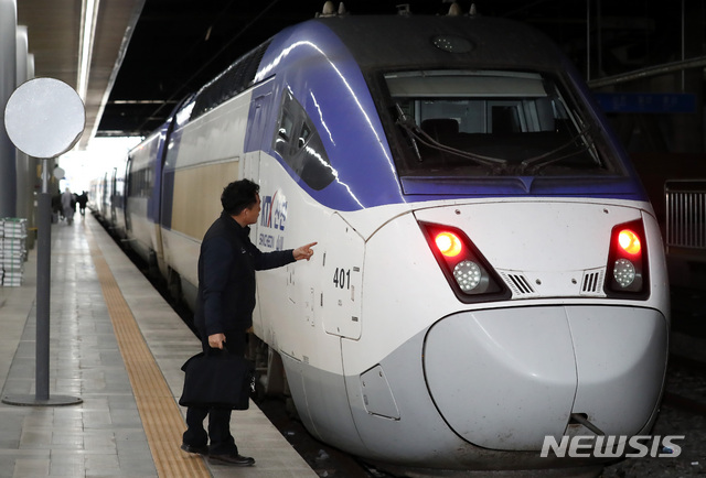 [서울=뉴시스] 이영환 기자 = 사진은 서울역 KTX 플랫폼에서 기관사가 열차를 확인하는 모습. 2022.08.09. 20hwan@newsis.com
