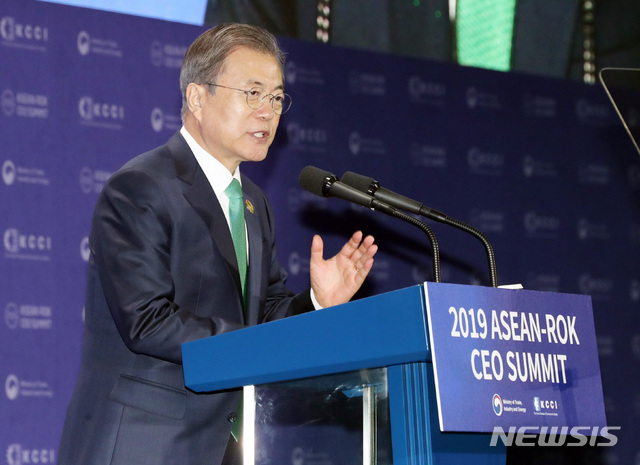 [부산=뉴시스]박영태 기자 = 문재인 대통령이 25일 부산 벡스코에서 열린 '2019 한·아세안 특별 정상회의 CEO 서밋(Summit)'에 참석해 기조연설을 하고 있다. 2019.11.25.&nbsp; since1999@newsis.com