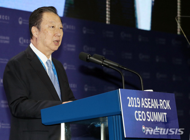 [부산=뉴시스]박영태 기자 = 박용만 대한상공회의소 회장이 25일 부산 벡스코에서 열린 '2019 한·아세안 특별 정상회의 CEO 서밋(Summit)'에서 개회사를 하고 있다 2019.11.25.&nbsp; since1999@newsis.com