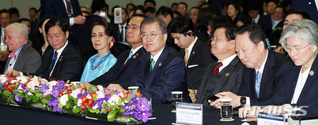 [부산=뉴시스]박영태 기자 = 문재인 대통령이 25일 부산 벡스코에서 열린 '2019 한·아세안 특별 정상회의 CEO 서밋(Summit)'에 참석해 앉아 있다. 왼쪽 두번째부터 성윤모 산업통상자원부 장관, 아웅산 수치 미얀마 국가고문, 쁘라윳 짠오차 태국 총리, 문 대통령, 통룬 시술릿 라오스 총리, 박용만 대한상공회의소회장, 강경화 외교부 장관. 2019.11.25.&nbsp; since1999@newsis.com