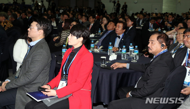 [부산=뉴시스]박영태 기자 = 25일 부산 벡스코에서 열린 '2019 한·아세안 특별 정상회의 CEO 서밋(Summit)' 참석자들이 문재인 대통령의 기조연설을 듣고 있다. 2019.11.25.&nbsp; since1999@newsis.com