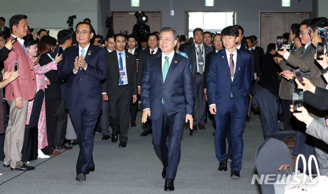 [부산=뉴시스]박영태 기자 = 문재인 대통령이 25일 부산 벡스코에서 열린 '2019 한·아세안 특별 정상회의 CEO 서밋(Summit)'에 참석하고 있다. 2019.11.25. since1999@newsis.com