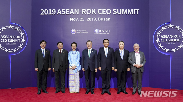 [부산=뉴시스]박영태 기자 = 문재인 대통령이 25일 오전 부산 벡스코 제2전시장에서 열린 2019 한-아세안 특별 정상회의 ‘CEO 서밋(Summit)’에서 참석자들과 기념촬영 하고 있다.&nbsp; 왼쪽부터 성윤모 산업통상자원부 장관, 통룬 시술릿 라오스 총리, 아웅산 수치 미얀마 국가고문, 문 대통령, 쁘라윳 짠오차 태국 총리, 박용만 대한상의 회장, 짐 로저스 로저스홀딩스 회장. 2019.11.25.&nbsp; since1999@newsis.com