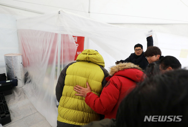 [서울=뉴시스]박주성 기자 = 엿새째 청와대 앞에서 단식농성 중인 황교안 자유한국당 대표가 25일 오후 서울 청와대 분수대 앞 새 단식농성 천막으로 이동하고 있다. 2019.11.25. park7691@newsis.com