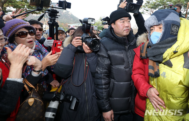 [서울=뉴시스]박주성 기자 = 청와대 앞에서 단식농성 중인 황교안(오른쪽) 자유한국당 대표가 지난 25일 오후 서울 청와대 분수대 앞 새 단식농성 천막으로 이동 중 지지자들에게 인사를 하고 있다. 2019.11.25. park7691@newsis.com