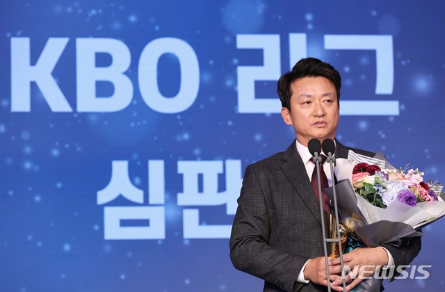 [서울=뉴시스] 고범준 기자 = 25일 오후 서울 강남구 인터컨티넨탈호텔 서울코엑스 하모니볼룸에서 열린 '2019 신한은행 MY CAR KBO 시상식'에서 심판상을 수상한 박종철 심판이 수상 소감을 말하고 있다. 2019.11.25. bjko@newsis.com