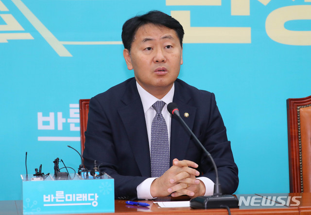 [서울=뉴시스] 장세영 기자 = 김관영 바른미래당 의원이 25일 오후 서울 여의도 국회에서 열린 여야 4+1 회의 복원을 위한 실문회담을 위해 참석해 모두발언을 하고 있다. 2019.11.25.&nbsp; photothink@newsis.com
