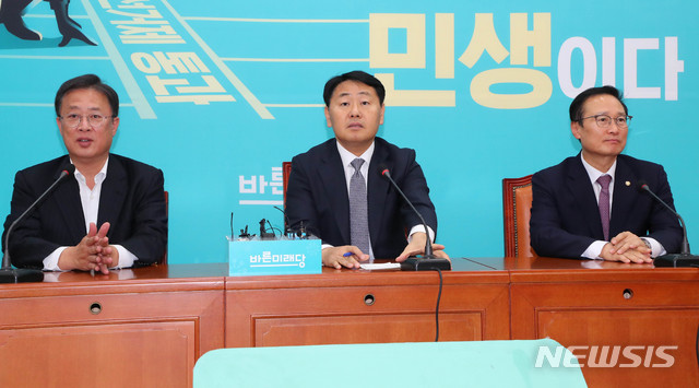 [서울=뉴시스] 장세영 기자 = 김관영 (가운데)바른미래당 의원이 25일 오후 서울 여의도 국회에서 열린 여야 4+1 회의 복원을 위한 실문회담을 위해 참석해 모두발언을 하고 있다.&nbsp; 사진은 유성엽 (왼쪽 부터)대안신당 창당준비위원장, 김관영 바른미래당 의원, 홍영표 더불어민주당 의원. 2019.11.25.&nbsp; photothink@newsis.com
