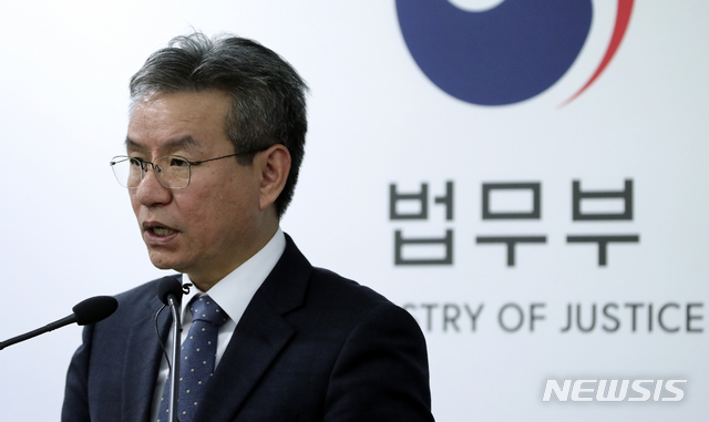 [과천=뉴시스]최진석 기자 = 김남준 법무·검찰개혁위원회 위원장이 지난해 11월25일 오후 경기 정부과천청사 법무부 브리핑룸에서 '법무·검찰개혁위원회 제9차 권고안' 발표를 하고 있다. 2019.11.25.myjs@newsis.com