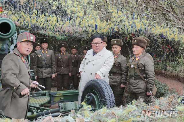 [서울=뉴시스]조선중앙TV는 김정은 국무위원장이 서부전선에 위치한 창린도방어대를 시찰했다고 25일 보도했다. (사진=조선중앙TV 영상 캡처) 2019.11.25.photo@newsis.com