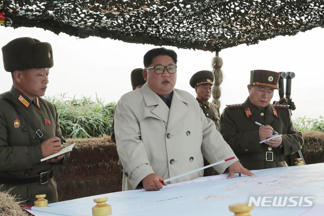 [서울=뉴시스]조선중앙TV는 김정은 국무위원장이 서부전선에 위치한 창린도방어대를 시찰했다고 25일 보도했다. (사진=조선중앙TV 영상 캡처) 2019.11.25.photo@newsis.com