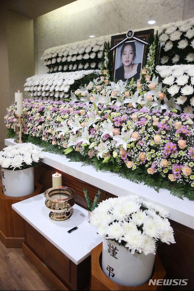 [서울=뉴시스]사진공동취재단 = 25일 가수 고 구하라의 일반 빈소가 마련된 서울 강남 성모병원 장례식장에 고인의 영정이 보이고 있다. 2019.11.25. photo@newsis.com