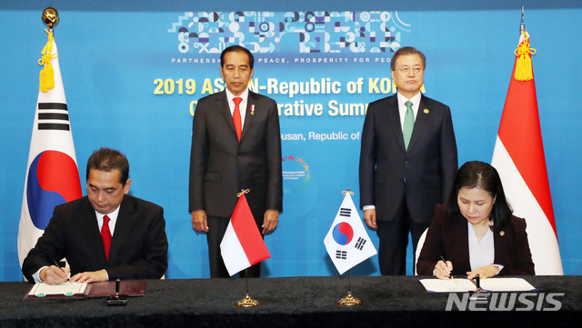 [부산=뉴시스]박영태 기자 = 유명희 통상교섭본부장과 아구스 인도네시아 통상부장관이 25일 오전 부산 한 호텔에서 문재인 대통령과 조코 위도도 인도네시아 대통령이 지켜보는 가운데 포괄적경제동반자협정(CEPA) 타결 공동선언문에 서명을 하고 있다. 2019.11.25. since1999@newsis.com