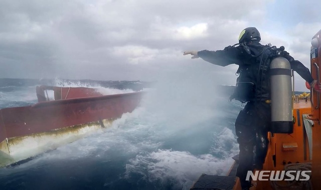 [제주=뉴시스]우장호 기자 = 해경이 25일 오전 제주 서귀포시 마라도 약 63㎞ 해상에서 전복된 어선 C호(24t·통영선적·승선원 14명)에서 구조작업을 벌이고 있다. (사진=서귀포해양경찰서 제공 영상 캡처) 2019.11.25. woo1223@newsis.com