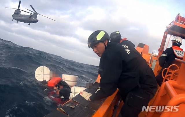 [제주=뉴시스]우장호 기자 = 해경이 25일 오전 제주 서귀포시 마라도 약 63㎞ 해상에서 전복된 어선 C호(24t·통영선적·승선원 14명)에서 구조작업을 벌이고 있다. (사진=서귀포해양경찰서 제공 영상 캡처) 2019.11.25.&nbsp; woo1223@newsis.com