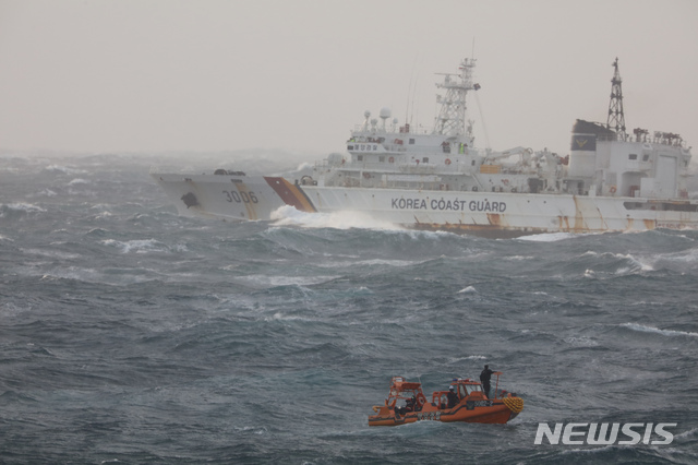 [제주=뉴시스]우장호 기자 = 해경이 25일 오전 제주 서귀포시 마라도 약 63㎞ 해상에서 전복된 어선 C호(24t·통영선적·승선원 14명)에서 구조작업을 벌이고 있다. (사진=서귀포해양경찰서 제공 영상 캡처) 2019.11.25. woo1223@newsis.com