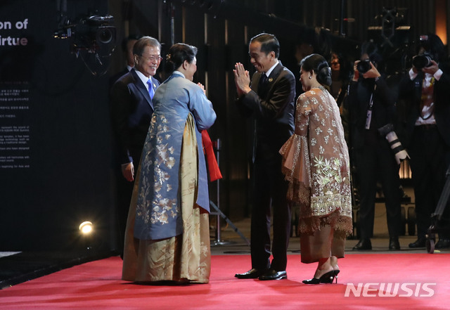 [부산=뉴시스]배훈식 기자 = 문재인 대통령과 김정숙 여사가 25일 저녁 부산힐튼호텔에서 열린 '2019 한·아세안 특별정상회의 및 제1차 한·메콩 정상회의' 환영 만찬에서 조코 위도도 인도네시아 대통령과 이리아나 조코 위도도 영부인을 영접하고 있다. 2019.11.25. dahora83@newsis.com
