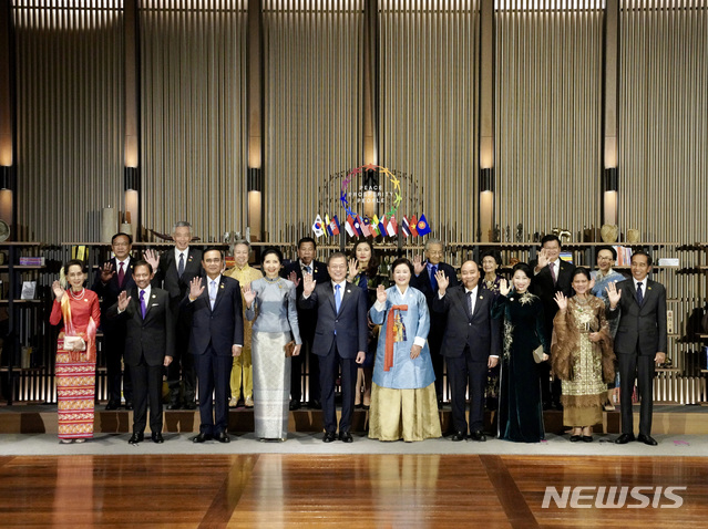 [부산=뉴시스]박영태 기자 = 문재인 대통령과 아세안 10개국 정상들이 25일 부산의 한 호텔에서 열린 한-아세안 특별정상회의 환영만찬에 앞서 기념촬영을 하고 있다. 앞줄 왼쪽부터 아웅산 수치 미얀마 국가고문, 하싸날 볼키아 브루나이 국왕, 쁘라윳 짠오차 태국 총리, 나라펀 짠오차 태국 총리 부인, 문 대통령, 김정숙 여사, 응우옌 쑤언 푹 베트남 총리, 쩐 응우엣 투 베트남 총리 부인, 이리아나 조코 위도도 인도네시아 대통령 부인, 조코 위도도 인도네시아 대통령, 뒷줄 왼쪽부터 쁘락 소콘 캄보디아 부총리 겸 외교장관, 리센룽 싱가포르 총리, 호칭 싱가포르 총리 부인, 로드리고 두테르테 필리핀 대통령, 시엘리토 아반세냐 필리핀 대통령 부인, 마하티르 빈 모하마드 말레이시아 총리, 시티 하스마 말레이시아 총리 부인, 통룬 시술릿 라오스 총리, 날리 시술릿 라오스 총리 부인. 2019.11.25. since1999@newsis.com