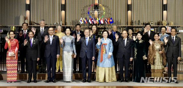 [부산=뉴시스]박영태 기자 = 문재인 대통령과 아세안 10개국 정상들이 25일 부산의 한 호텔에서 열린 한-아세안 특별정상회의 환영만찬에 앞서 기념촬영을 하고 있다. 앞줄 왼쪽부터 아웅산 수치 미얀마 국가고문, 하싸날 볼키아 브루나이 국왕, 쁘라윳 짠오차 태국 총리, 나라펀 짠오차 태국 총리 부인, 문 대통령, 김정숙 여사, 응우옌 쑤언 푹 베트남 총리, 쩐 응우엣 투 베트남 총리 부인, 이리아나 조코 위도도 인도네시아 대통령 부인, 조코 위도도 인도네시아 대통령, 뒷줄 왼쪽부터 쁘락 소콘 캄보디아 부총리 겸 외교장관, 리센룽 싱가포르 총리, 호칭 싱가포르 총리 부인, 로드리고 두테르테 필리핀 대통령, 시엘리토 아반세냐 필리핀 대통령 부인, 마하티르 빈 모하마드 말레이시아 총리, 시티 하스마 말레이시아 총리 부인, 통룬 시술릿 라오스 총리, 날리 시술릿 라오스 총리 부인. 2019.11.25.&nbsp; since1999@newsis.com 