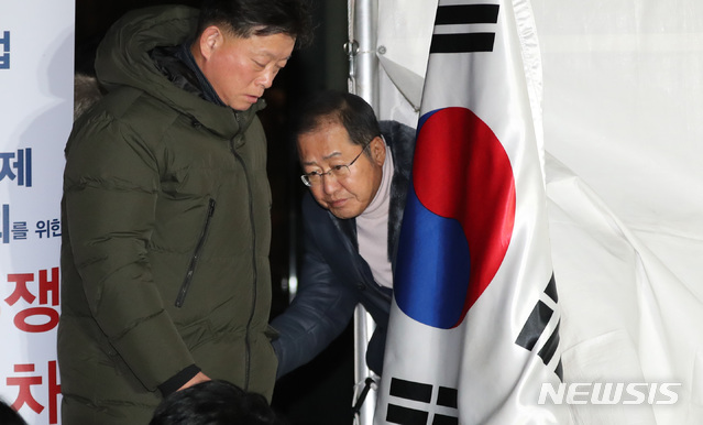 [서울=뉴시스] 전진환 기자 = 홍준표 전 자유한국당 대표가 25일 오후 서울 종로구 청와대 앞 분수대에서 공직선거법 개정안과 고위공직자범죄수사처 설치법 강행 처리 포기를 요구하며 엿새째 단식 중인 황교안 자유한국당 대표를 면담하고 나오고 있다. 2019.11.25.&nbsp; amin2@newsis.com 