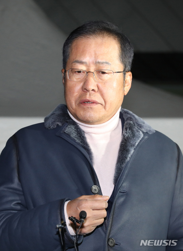 [서울=뉴시스] 전진환 기자 = 홍준표 전 자유한국당 대표가 25일 오후 서울 종로구 청와대 앞 분수대에서 공직선거법 개정안과 고위공직자범죄수사처 설치법 강행 처리 포기를 요구하며 엿새째 단식 중인 황교안 자유한국당 대표를 찾아 면담을 마치고 기자들과 인터뷰하고 있다. 2019.11.25. amin2@newsis.com