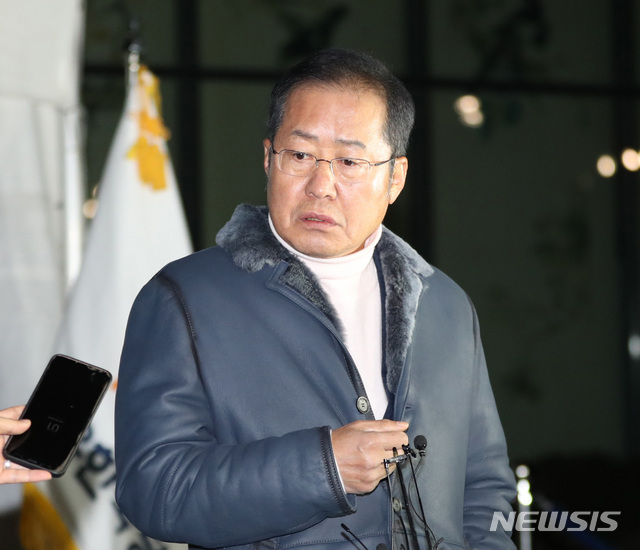 [서울=뉴시스] 전진환 기자 = 홍준표 전 자유한국당 대표가 25일 오후 서울 종로구 청와대 앞 분수대에서 공직선거법 개정안과 고위공직자범죄수사처 설치법 강행 처리 포기를 요구하며 엿새째 단식 중인 황교안 자유한국당 대표를 찾아 면담을 마치고 기자들과 인터뷰하고 있다. 2019.11.25.&nbsp; amin2@newsis.com