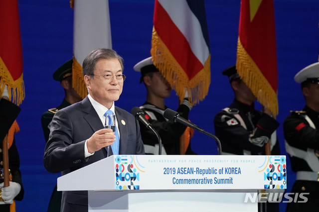 [부산=뉴시스]배훈식 기자 = 문재인 대통령이 25일 오후 부산 힐튼호텔에서 열린 2019 한·아세안 특별 정상회의 환영 만찬에서 환영사를 하고 있다. 2019.11.25.&nbsp; dahora83@newsis.com