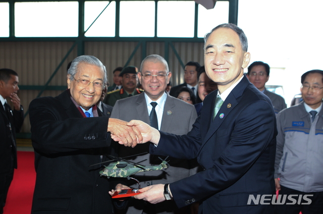 [서울=뉴시스] 박대로 기자 = 25일 사천 한국항공우주산업을 방문한 마하티르 빈 모하마드 말레이시아 총리에게 왕정홍 방위사업청장이 수리온 모형을 전달하고 있다. 2019.11.26. (사진=방위사업청 제공)