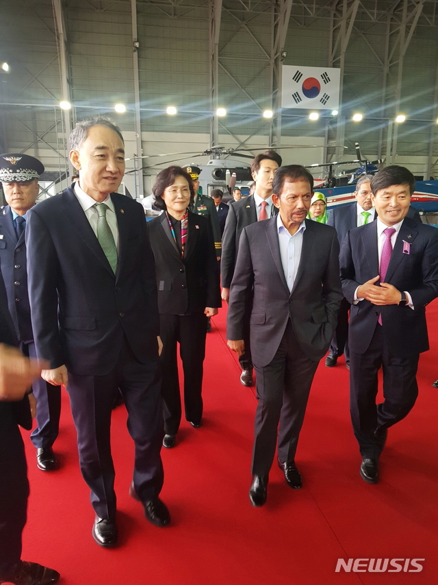 [서울=뉴시스] 박대로 기자 = 25일 부산 제5공중기동비행단을 방문한 하싸날 볼키아 브루나이 국왕과 왕정홍 방위사업청장(왼쪽)이 격납고의 항공기를 둘러보고 있다. 2019.11.26. (사진=방위사업청 제공)