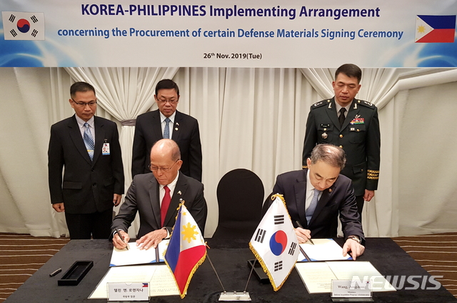 [서울=뉴시스] 박대로 기자 = 26일 해운대 파라다이스호텔에서 왕정홍 방위사업청장과 델핀 로렌자나 필리핀 국방장관이 한-필리핀 특정 방산물자 조달에 관한 시행약정에 서명을 하고 있다. 2019.11.26. (사진=방위사업청 제공)