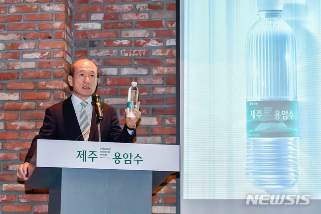 [서울=뉴시스]허인철 오리온 부회장이 서울 마켓오 도곡점에서 열린 기자간담회에서 '오리온 제주 용암수' 출시를 통한 생수시장 진출 전략을 밝히고 있다. (사진=뉴시스DB)