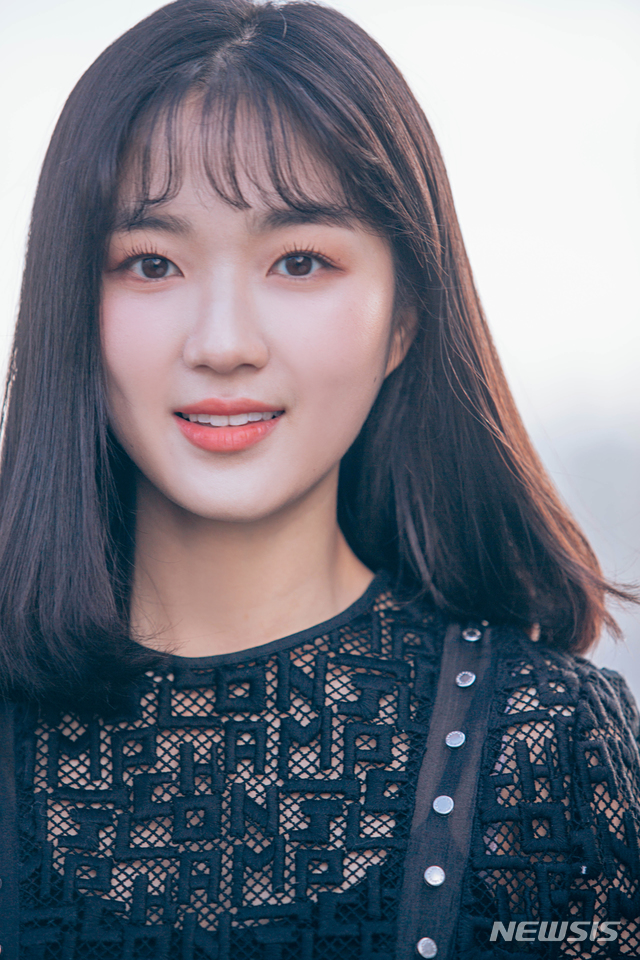 [서울=뉴시스] 탤런트 김혜윤 (사진=싸이더스 HQ 제공) 2019.11.26.