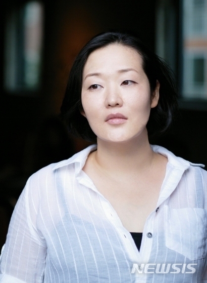 [서울=뉴시스]소설집 '품위 있는 삶'의 정소현 작가가 제52회 한국일보문학상을 수상했다. (사진 = 한국일보문학상 제공) 2019.11.26. photo@newsis.com