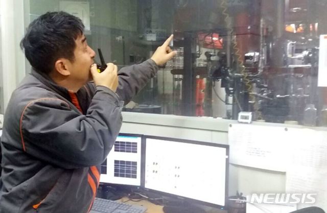 [서울=뉴시스]2017년 한화케미칼 비전상을 수상한 정기택 연구원. (출처 한화케미칼 공식블로그)