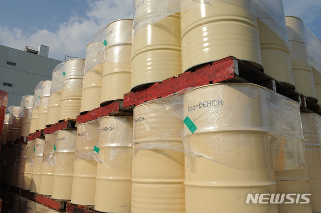 [서울=뉴시스] 친환경 가소제 에코 데치. (사진=한화케미칼 제공)