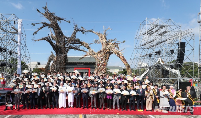 [청주=뉴시스]강신욱 기자 = 충북 청주시는 2020 청주직지코리아 국제페스티벌을 내년 10월8일부터 11일까지 나흘간 청주고인쇄박물관 일대에서 열기로 해 청주시의회 복지교육위원회 일부 의원들이 이의를 제기하고 있다. 사진은 지난해 10월1일 열린 2018 직지코리아 개장식. (사진=청주시 제공) 2019.11.26. photo@newsis.com