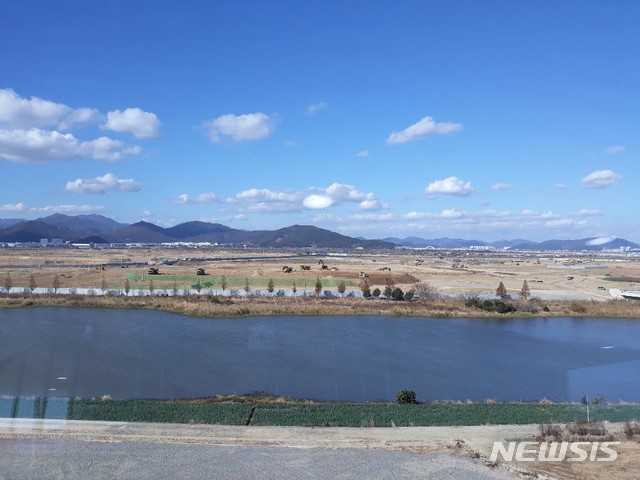 [부산=뉴시스]부산 에코델타 스마트시티 사업 현장 주변의 맥도강. 2019.11.27.