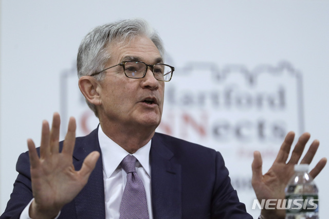 [이스트하트포드(미 코네티컷주)=AP/뉴시스]제롬 파월 미 연준 의장이 25일(현지시간) 미 코네티컷주 이스트하트포드의 실버레인 초등학교에서 열린 원탁회의에서 토론에 참여하고 있다. 파월 의장은 이날 로드아일랜드주의 그레이터 프로비던스 상공회의소 연설에서 미국 경제에 대해 낙관적인 견해를 나타내면서도 낮은 물가상승률 때문에 빠른 시일 내에 금리를 더 올리는 일은 있을 것같지 않다고 말했다. 2019.11.26