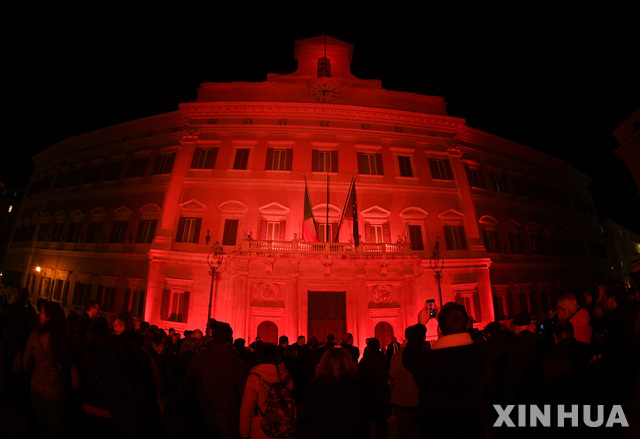 [로마=신화/뉴시스]2019년 11월25일 이탈리아에서 '세계 여성폭력 추방의 날'을 기념하는 다양한 행사가 열린 가운데 로마의 붉게 물든 몬테치토리오 궁전 앞에 시민들이 모여 있다. 독일의 젊은 남성 중 3분의 1은 여성에 대한 폭력 행사가 허용될 수 있다고 생각하는 것으로 새로운 여론조사 결과에서 나타나 성 평등 운동가들의 분노를 촉발했다고 CNN이 12일 보도했다. 2023.06.12.