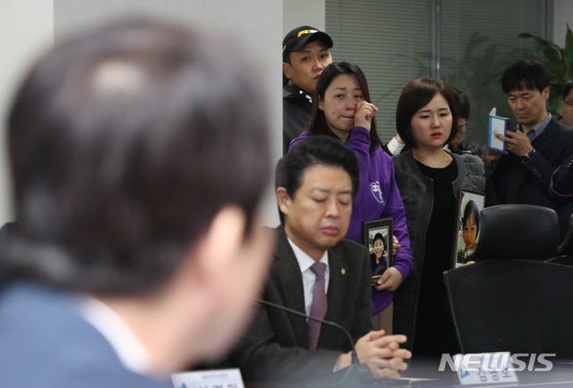 [서울=뉴시스] 고승민 기자 = 어린이 교통안전 사고 피해자 부모들이 26일 서울 여의도 국회 의원회관에서 열린 어린이 교통안전 강화 대책 당정협의에서 이인영 민주당 원내대표의 모두발언을 경청하며 눈물을 훔치고 있다. 2019.11.26. kkssmm99@newsis.com
