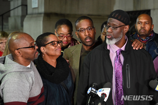 [볼티모어=AP/뉴시스]25일(현지시간) 미 메릴랜드주 볼티모어에서 촬영한 앤드루 스튜어트(왼쪽부터), 앨프리드 체스트넛, 랜섬 왓킨스의 모습. 1984년 10대를 살해한 혐의로 종신형을 선고받고 36년 동안 수감됐던 이들은 재수사 끝에 무죄를 선고받고 이날 풀려났다고 AP통신이 전했다. 2019.11.26.