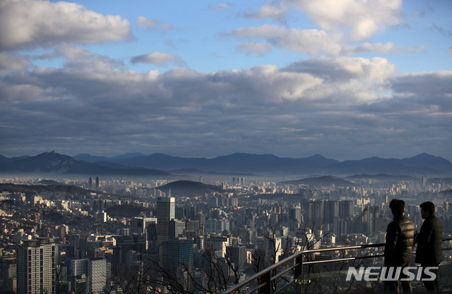 [서울=뉴시스]박미소 기자 = 서울 하늘에 구름이 많이 낀 26일 오전 서울 용산구 남산공원에서 바라본 하늘에 구름이 껴있다. 2019.11.26. misocamera@newsis.com