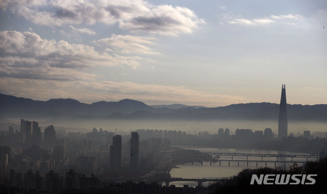 [서울=뉴시스]박미소 기자 = 서울 하늘에 구름이 많이 낀 지난 11월26일 오전 서울 용산구 남산공원에서 바라본 하늘에 구름이 껴있다. 2019.11.26. misocamera@newsis.com