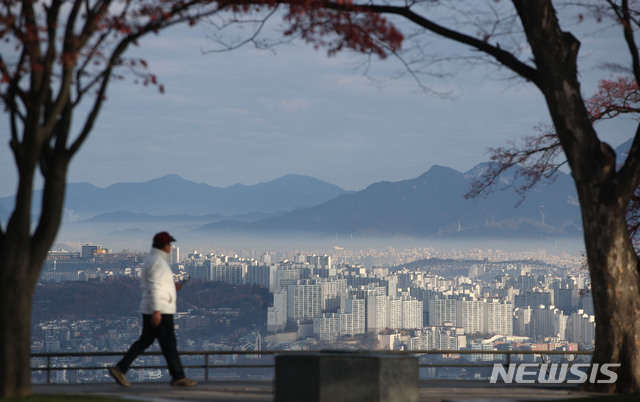 [서울=뉴시스]박미소 기자 = 서울 하늘에 구름이 많이 낀 지난달 26일 오전 서울 용산구 남산공원에서 한 시민이 걸어가고 있다.2019.11.26. misocamera@newsis.com