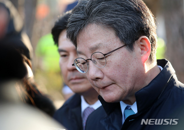 [서울=뉴시스]박주성 기자 = 유승민 바른미래당 의원이 26일 오전 서울 청와대 분수대 앞에서 7일째 단식농성을 이어가고 있는 황교안 자유한국당 대표 방문 후 취재진 질문에 답하고 있다. 2019.11.26.&nbsp; park7691@newsis.com