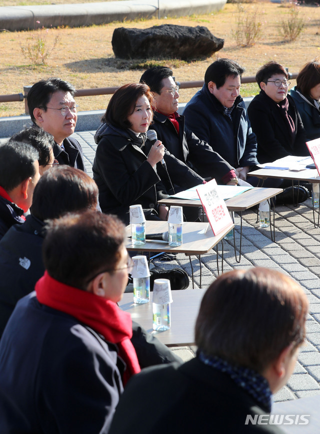 [서울=뉴시스]박주성 기자 = 황교안 자유한국당 대표가 7일째 단식농성을 이어가고 있는 가운데 26일 오전 서울 청와대 분수대 앞에서 나경원 자유한국당 원내대표와 원내지도부가 원내대책회의를 하고 있다. 2019.11.26. park7691@newsis.com