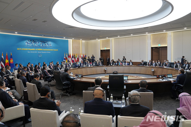 [부산=뉴시스]배훈식 기자 = 문재인 대통령이 26일 오전 부산 벡스코에서 아세안 정상들과 ‘2019 한-아세안 특별정상회의’를 하고 있다. 2019.11.26.&nbsp; dahora83@newsis.com