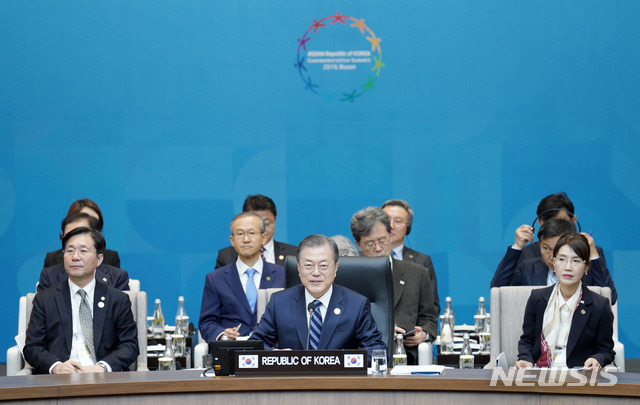 [부산=뉴시스]배훈식 기자 = 문재인 대통령이 26일 오전 부산 벡스코에서 열린 ‘2019 한-아세안 특별정상회의’에 참석해 모두발언하고 있다. 2019.11.26.&nbsp; dahora83@newsis.com