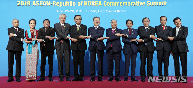 [부산=뉴시스]배훈식 기자 = 문재인 대통령과 아세안 국가 정상들이 26일 오전 부산 벡스코에서 열린 ‘2019 한-아세안 특별정상회의'에 참석해 기념촬영을 하고 있다. 왼쪽부터 마하티르 빈 모하마드 말레이시아 총리, 아웅산 수치 미얀마 국가고문, 로드리고 두테르테 필리핀 총리, 리센룽 싱가포르 총리, 쁘라윳 짠오차 태국 총리, 문재인 대통령, 응우옌 쑤언 푹 베트남 총리, 하싸날 볼키아 브루나이 국왕, 프락 손혼 캄보디아 외교장관, 조코 위도도 인도네시아 대통령, 퉁룬 시술릿 라오스 총리. 2019.11.26.&nbsp; dahora83@newsis.com 
